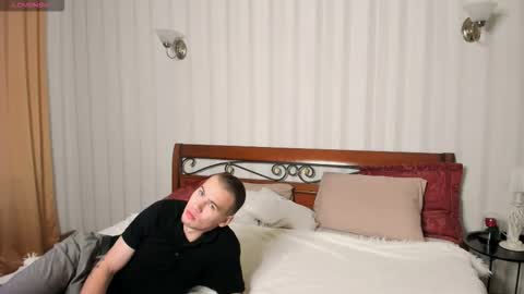 Snapshot of garden_of_eden_ chatting on October 8, 4:32 am Max and Eva online show from October 8, 4:32 am