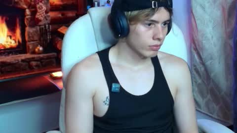 Snapshot of gemdominus chatting on December 23, 1:25 am Gem Dominus online show from December 23, 1:25 am