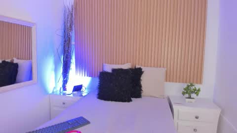 Snapshot of genesisruiz chatting on February 25, 1:43 pm online show from February 25, 1:43 pm