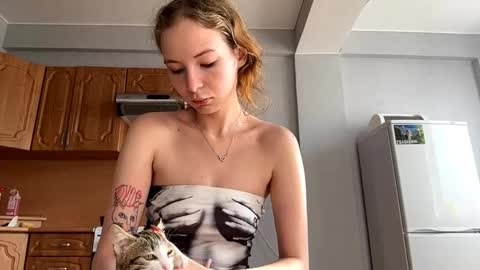 Snapshot of geneviveseay chatting on September 9, 5:40 am Emmi online show from September 9, 5:40 am