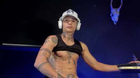 independent model online show from March 19, 3:16 pm