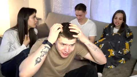 Jean and Isa couple Van online show from April 16, 7:42 am