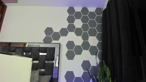 Snapshot of ghadats chatting on December 21, 8:28 am L A U R A online show from December 21, 8:28 am