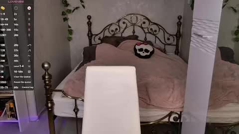 Snapshot of ghost_girlyy chatting on May 30, 12:41 am violeta online show from May 30, 12:41 am