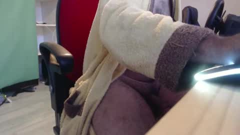 Snapshot of ghostatitude chatting on December 1, 8:08 am ghostatitude online show from December 1, 8:08 am