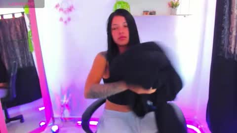 giaaaa   online show from January 7, 2:08 pm