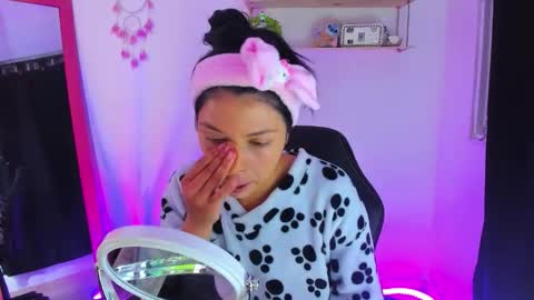 giaaaa   online show from February 7, 11:08 pm