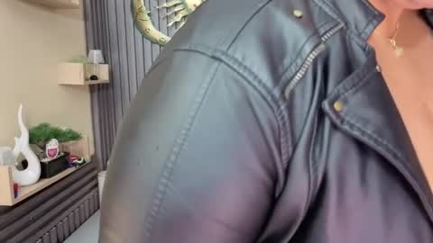 Snapshot of gianellacox chatting on May 8, 12:10 pm online show from May 8, 12:10 pm