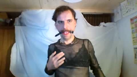 Snapshot of gidjuh1988 chatting on April 23, 8:02 am gidjuh1988 online show from April 23, 8:02 am