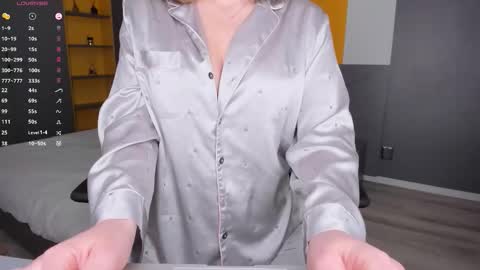 gigihadd online show from February 12, 2:12 pm