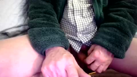 Snapshot of gilly_69 chatting on December 23, 2:07 pm gilly_69 online show from December 23, 2:07 pm