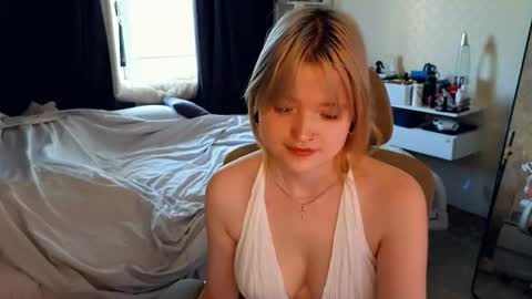 Snapshot of gimmergirls_ chatting on July 5, 4:19 am Klara online show from July 5, 4:19 am