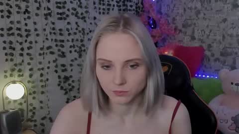 Snapshot of gina_lovelyy chatting on June 18, 1:17 am Gina online show from June 18, 1:17 am