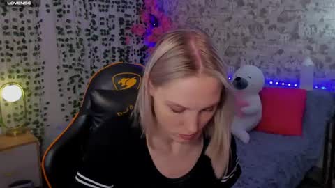 Snapshot of gina_lovelyy chatting on June 24, 2:54 am Gina online show from June 24, 2:54 am