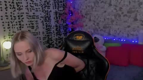 Snapshot of gina_lovelyy chatting on July 8, 2:16 am Gina online show from July 8, 2:16 am