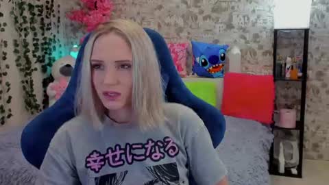 Snapshot of gina_lovelyy chatting on July 27, 1:23 am Gina online show from July 27, 1:23 am