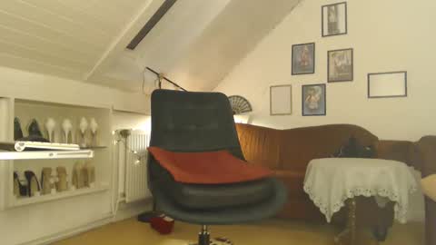 Snapshot of ginablondecam chatting on January 2, 2:00 am Gina online show from January 2, 2:00 am
