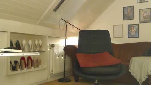 Snapshot of ginablondecam chatting on January 3, 9:47 pm Gina online show from January 3, 9:47 pm