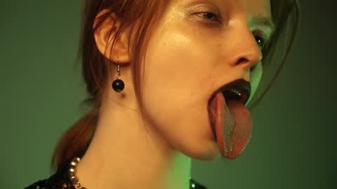        im expecting 350 thumbs up on my altar   online show from February 26, 1:11 am