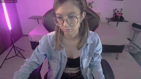 ginny11_ online show from March 18, 11:46 am