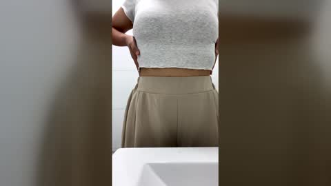 Snapshot of girl433 chatting on December 16, 2:00 pm girl433 online show from December 16, 2:00 pm