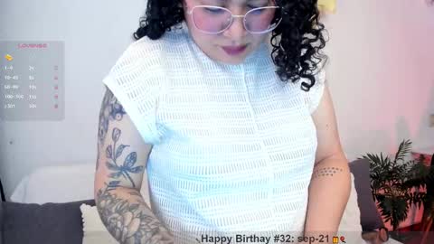 Snapshot of girl_inline chatting on September 19, 12:23 am girl_inline online show from September 19, 12:23 am