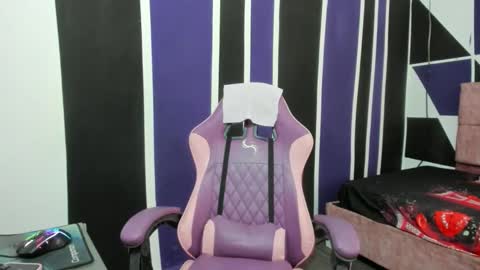 girl_princess18 online show from December 15, 7:18 pm