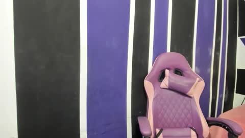 girl_princess18 online show from March 11, 9:32 pm