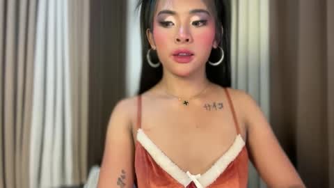 queen ronna online show from April 19, 7:51 am