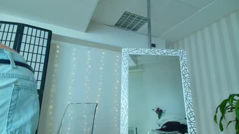 Snapshot of girlnextd00r_ chatting on February 19, 1:28 pm Hanna online show from February 19, 1:28 pm