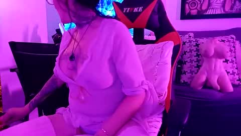 Snapshot of girls227445638252 chatting on March 2, 7:15 am girls227445638252 online show from March 2, 7:15 am