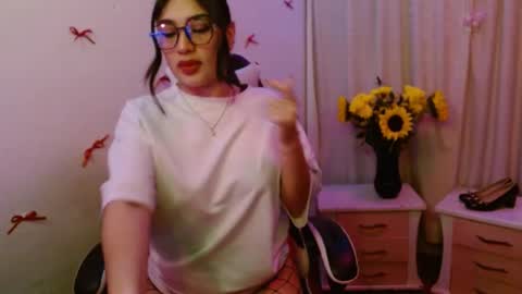 Snapshot of giselle_greey chatting on September 27, 5:12 am giselle_greey online show from September 27, 5:12 am