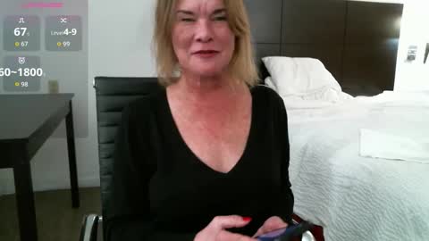 Snapshot of glam_cat chatting on January 7, 5:10 am Gwendolyn online show from January 7, 5:10 am