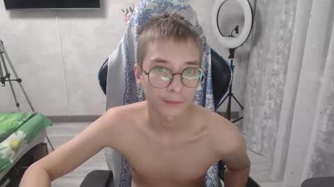 Snapshot of glasses_cat chatting on March 1, 11:51 pm Eugene and Damian online show from March 1, 11:51 pm