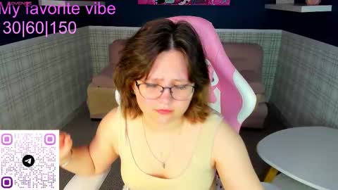 Snapshot of glimmer_goddesss chatting on October 14, 1:50 am glimmer_goddesss online show from October 14, 1:50 am