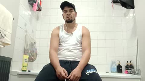 Snapshot of glitch117485 chatting on November 16, 9:42 pm glitch117485 online show from November 16, 9:42 pm