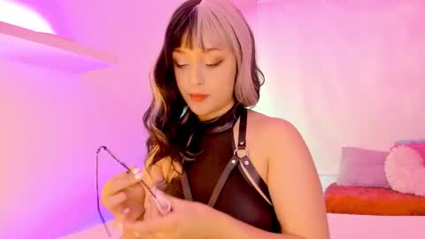 Mimi online show from November 4, 6:51 pm