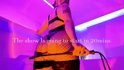 Mimi online show from April 24, 5:15 pm