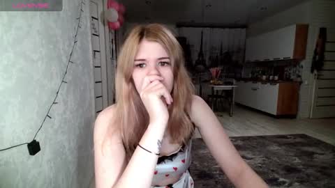 Snapshot of glossy_girl_1 chatting on December 4, 2:31 am Roxy online show from December 4, 2:31 am