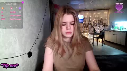 Snapshot of glossy_girl_1 chatting on January 4, 4:11 pm Roxy online show from January 4, 4:11 pm