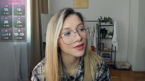 Snapshot of glossybabe_ chatting on March 26, 7:36 am Cherry online show from March 26, 7:36 am