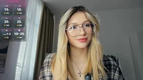 Snapshot of glossybabe_ chatting on April 6, 8:04 am Cherry online show from April 6, 8:04 am