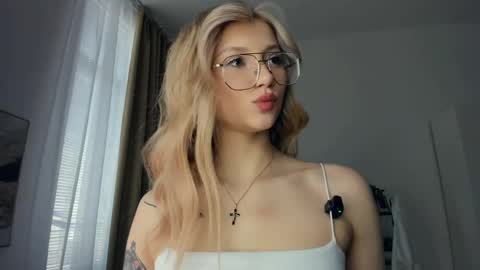 Snapshot of glossybabe_ chatting on April 9, 8:09 am Cherry online show from April 9, 8:09 am