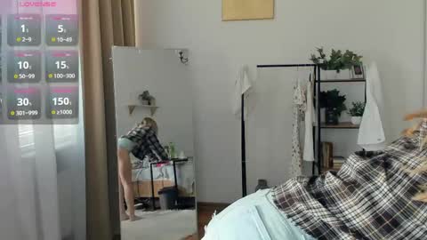 Snapshot of glossybabe_ chatting on April 12, 8:08 am Cherry online show from April 12, 8:08 am