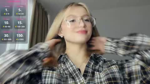 Snapshot of glossybabe_ chatting on April 16, 8:15 am Cherry online show from April 16, 8:15 am