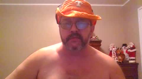 Snapshot of gobey33 chatting on December 18, 1:33 am IDKIDCIDGAF online show from December 18, 1:33 am