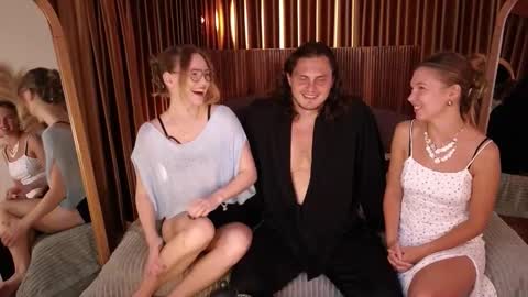   330 UTC2 girls   online show from February 6, 4:28 am