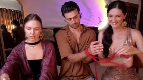   330 UTC2 girls   online show from April 18, 2:37 am