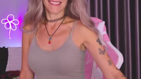 Snapshot of goddess_stars chatting on June 10, 12:37 pm Katarina online show from June 10, 12:37 pm