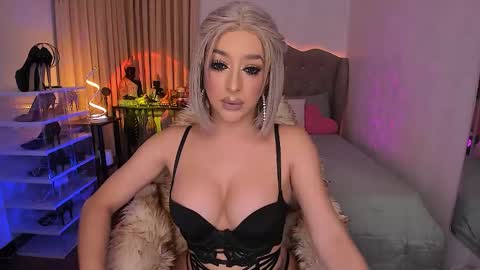 Snapshot of goddess_trans chatting on February 19, 8:43 am Contessa online show from February 19, 8:43 am